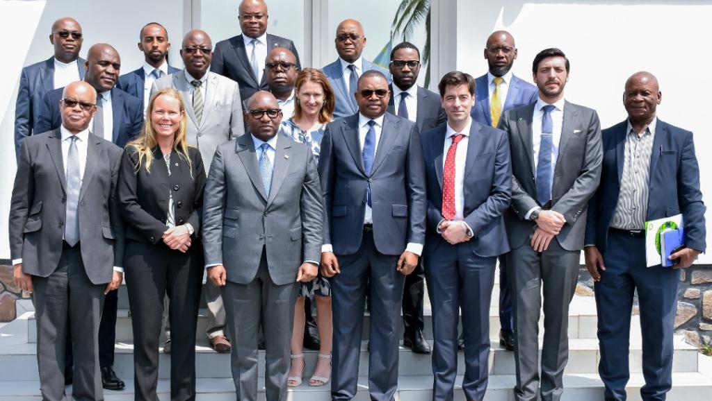 Le 1er ministre Sama Lukonde posant avec la délégation australienne de FFI