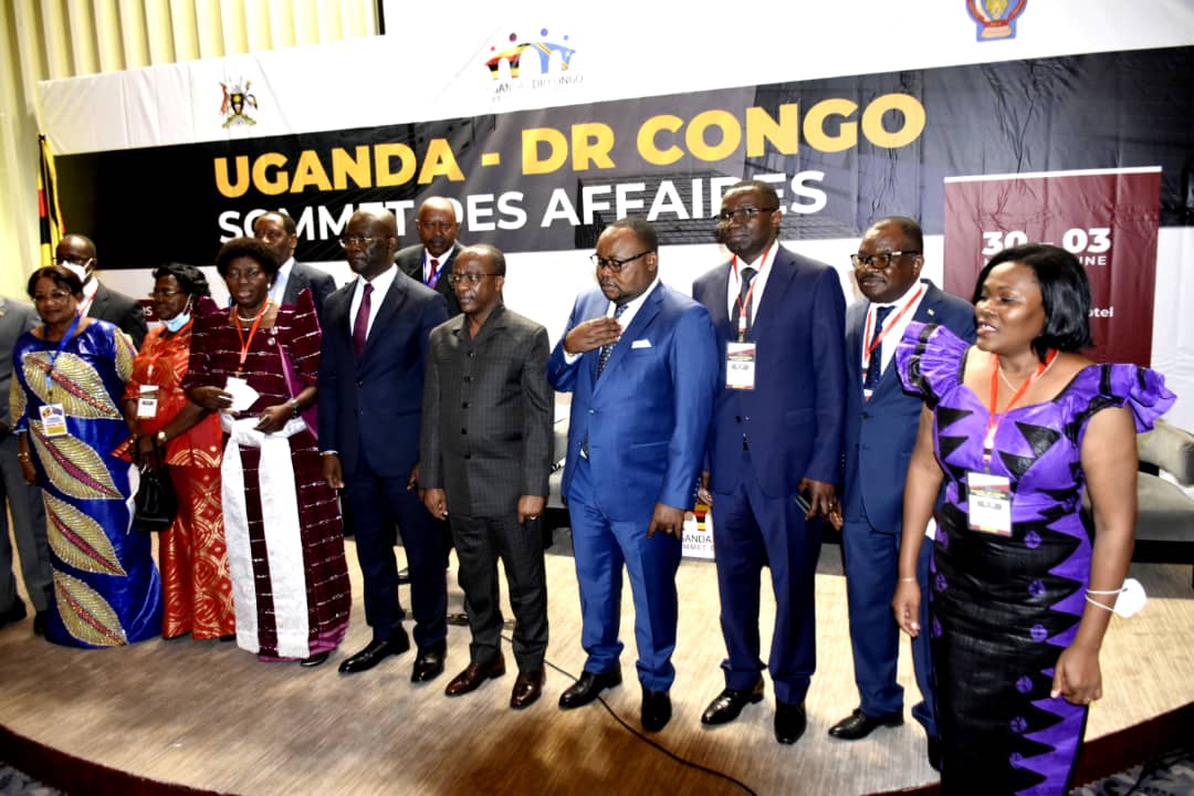Le ministre de l’Industrie Julien Paluku à côté des participants au forum OUGANDA-RDC