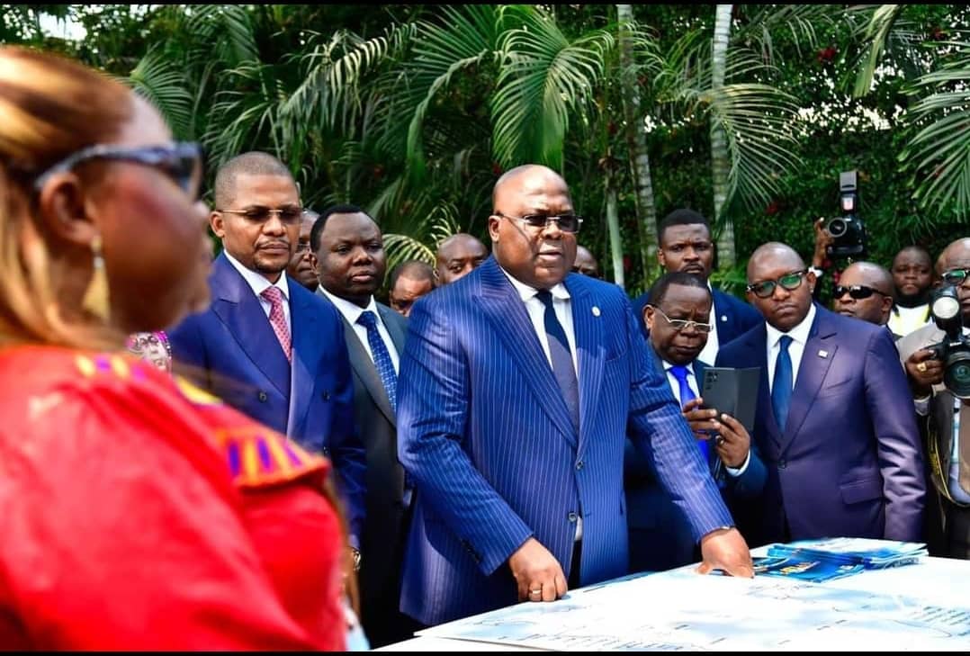 Le président Félix Tshisekedi au stand du ministère des Hydrocarbures