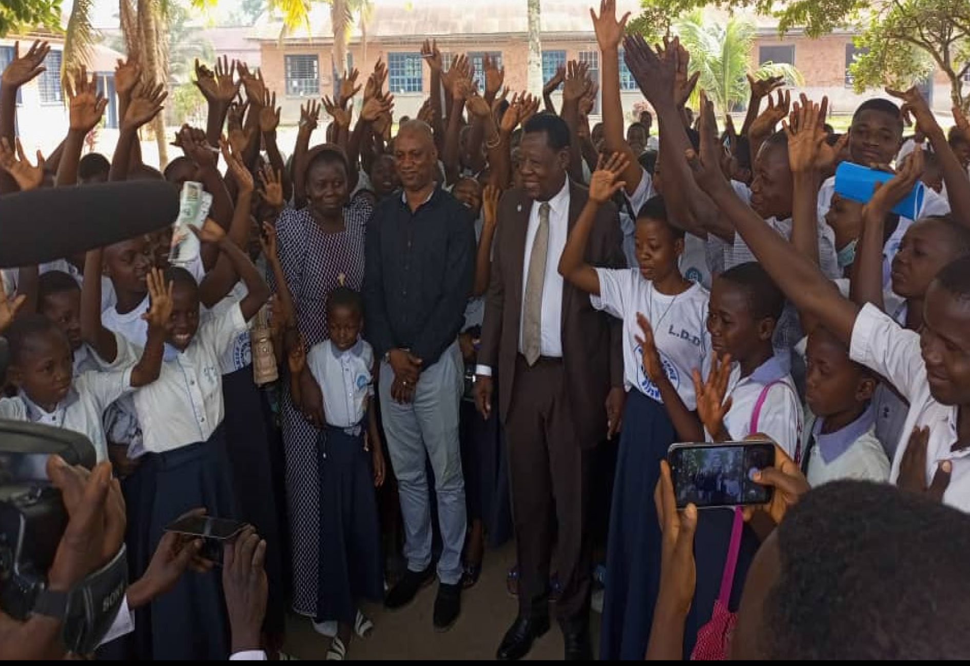 SANKURU : Lambert Mende offre des tôles pour la toiture du lycée Dikengelo Diakiso à Lodja