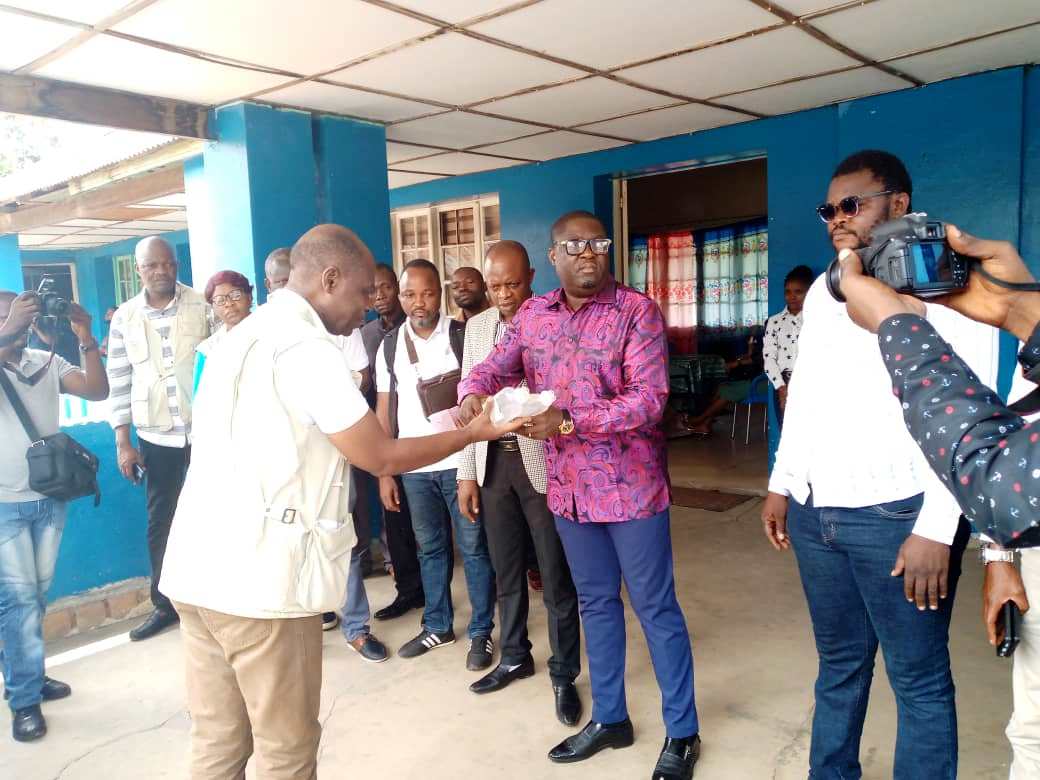 Le gouverneur du Sankuru recevant un lot d'intrants contre le choléra
