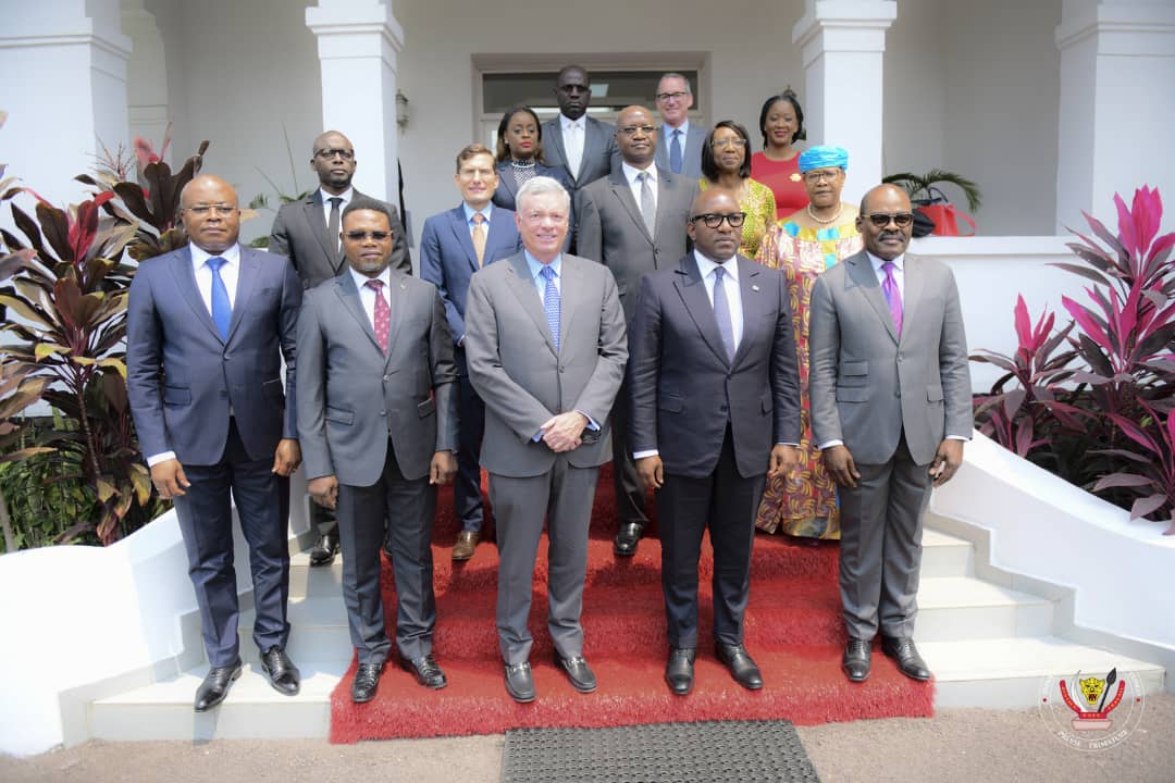 Le 1er ministre Sama Lukonde entouré du DG de Visa Alfred Kelly et des membres du gouvernement