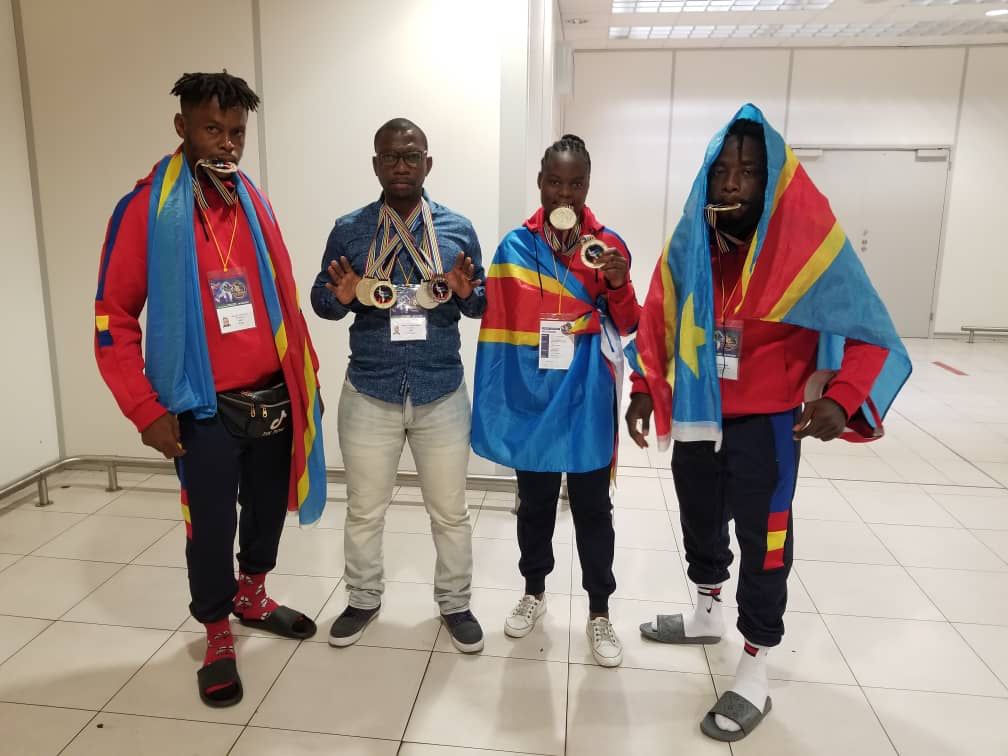 Les athlètes congolais présentant leurs médailles