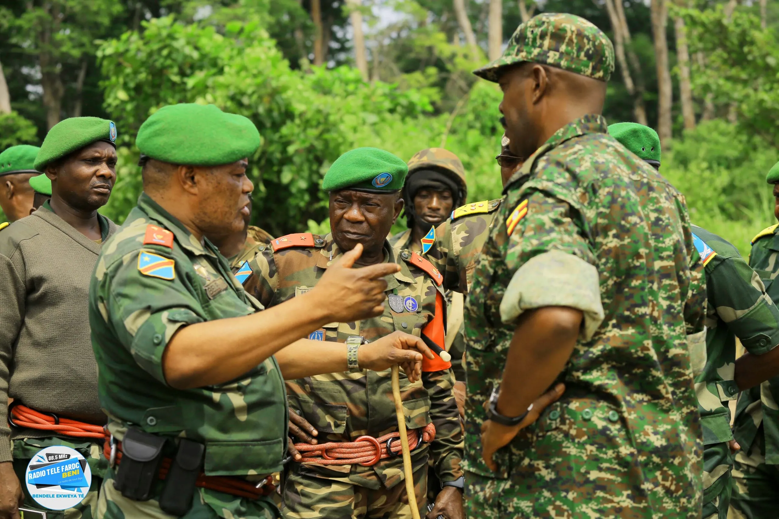 Officiers congolais et ougandais sur la ligne de front