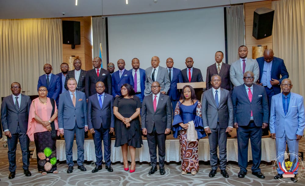 Le 1er ministre Sama Lukonde avec les participants aux assises de Rotana Hôtel