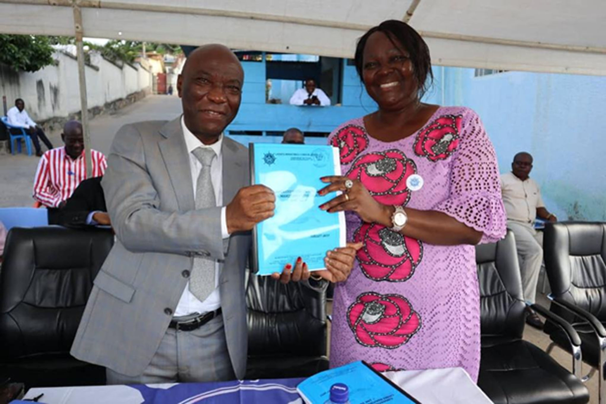 Le directeur d’exploitation Ouest de LMC,SA et la directrice Lydie Ndakashami