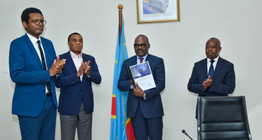 Nicolas Kazadi recevant le rapport d’audit du cabinet Mazars.