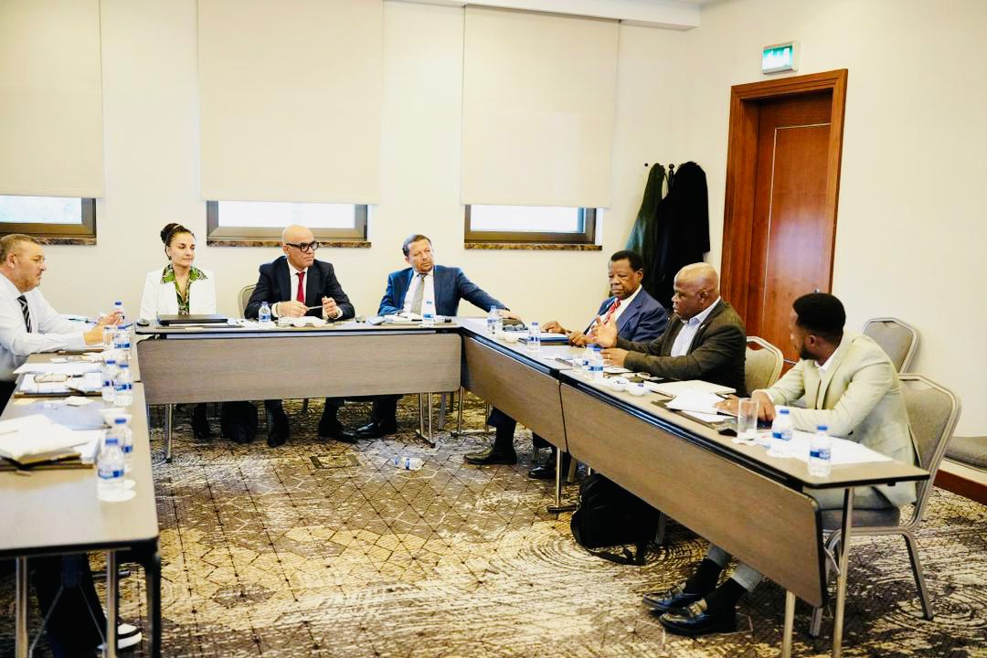 Le PCA de LMC SA Lambert Mende en séance de travail  avec la société ARCOSHIP