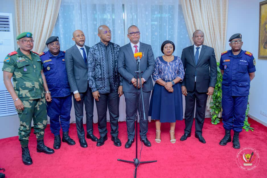 Le VPM Peter Kazadi avec les autorités du secteur de la Défense et sécurité