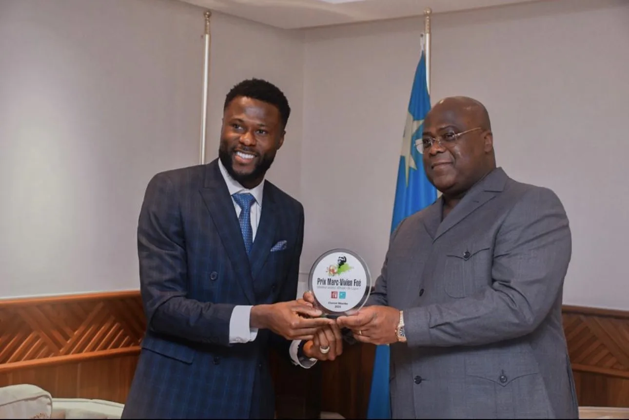 Chancel Mbemba, présentant son trophée au chef de l’Etat