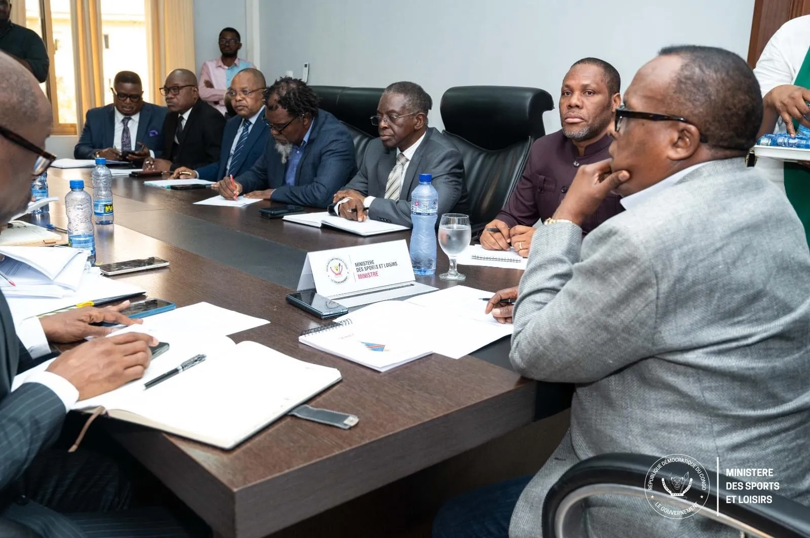 Le ministre des Sports François Kabulo et le Conor de la FECOFA.