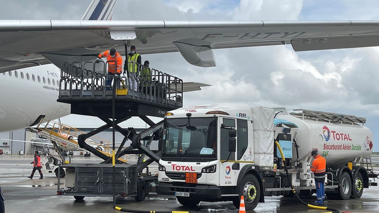 Chargement de carburant dans un avion