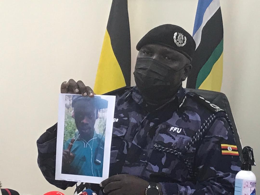 Un officier général de l’UPDF brandissant la photo de Meddie Nkalubo