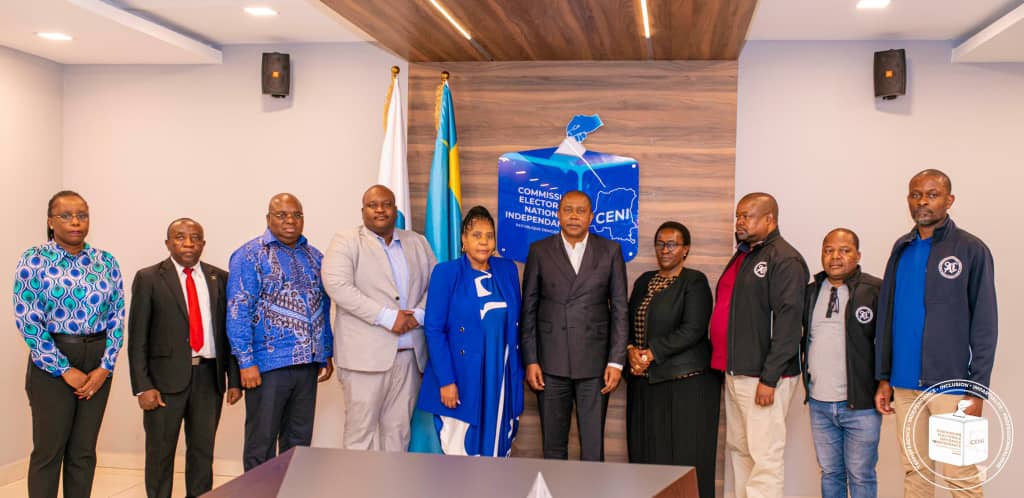 La délégation de la SADC autour du président de la CENI Denis Kadima