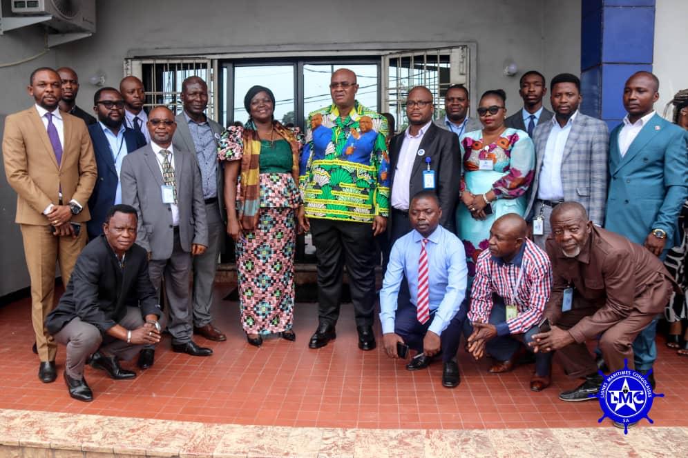 Le DG Mukendi avec le personnel de la direction commerciale de LMC SA