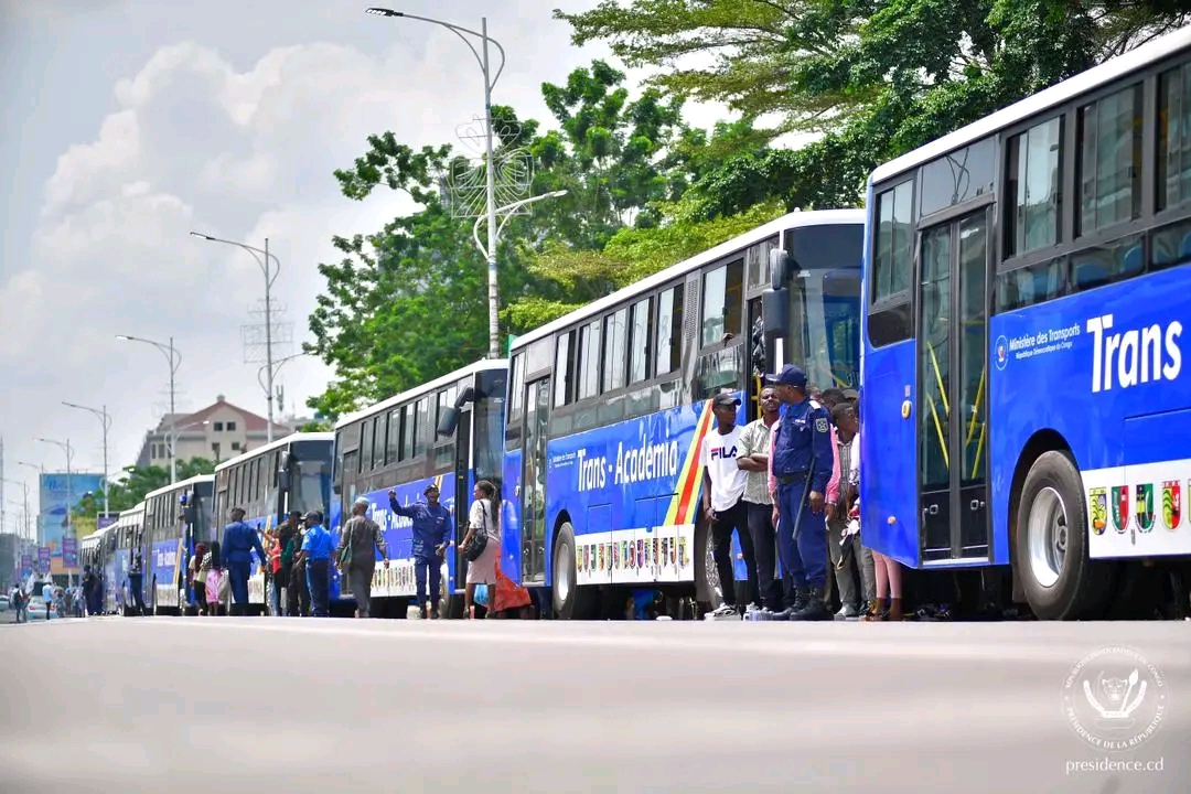 Une station de bus Trans-Académia
