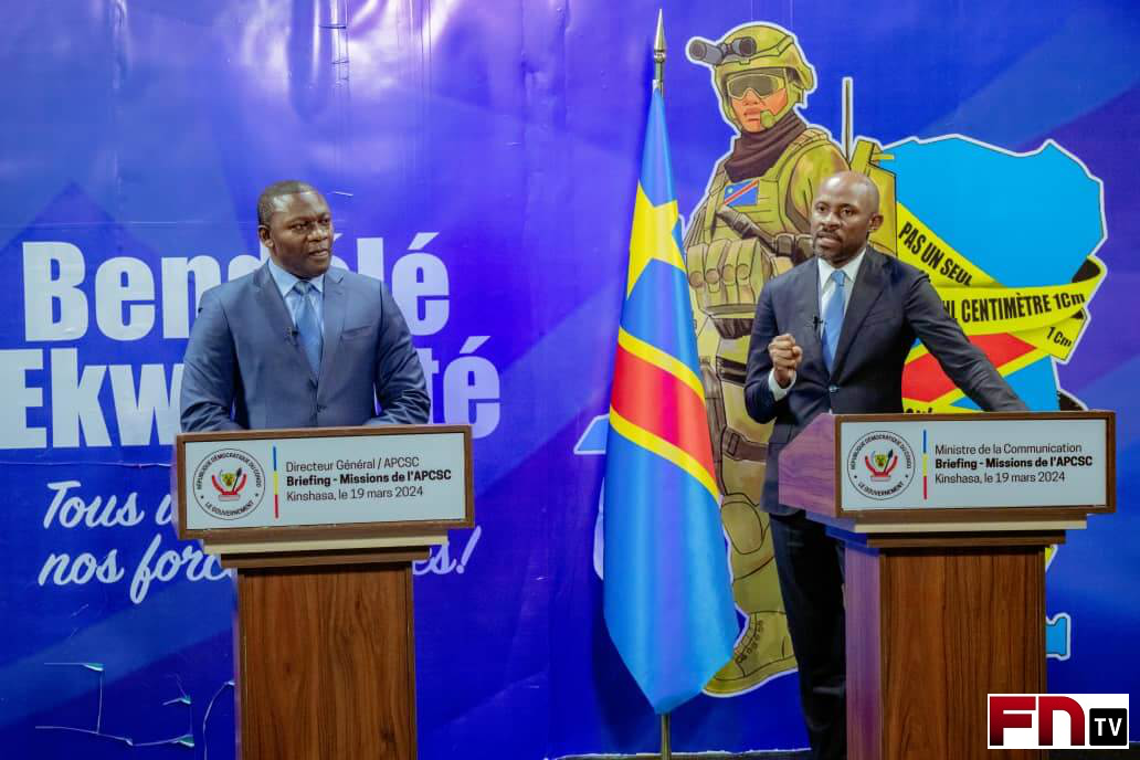 Freddy Yodi Shembo, DG de l’APCSC et Patrick Muyaya, ministre de la Communication devant la presse