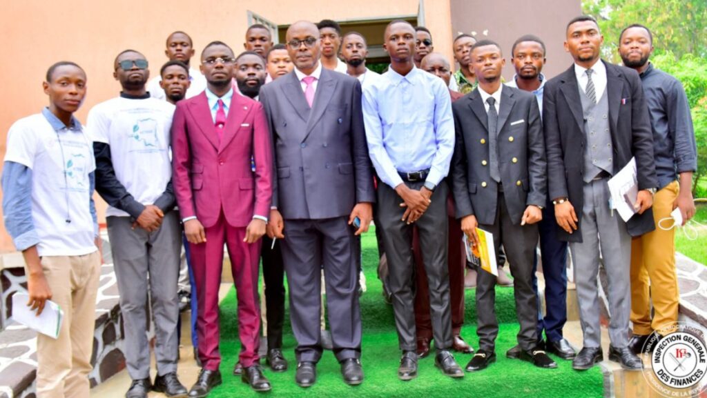 Gabriel Kabanangi entourré des étudiants de l’UNIKIN