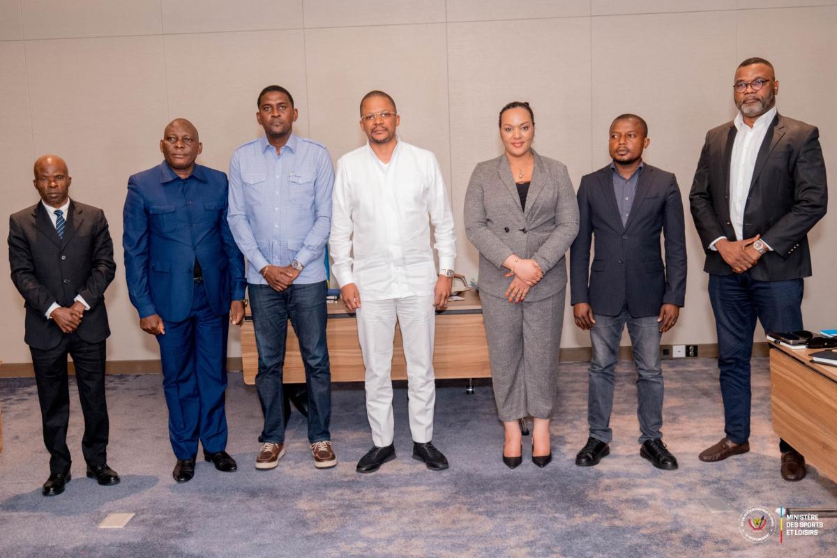 Le ministre des Sports Didier Budimbu avec le comité de gestion du stade des Martyrs