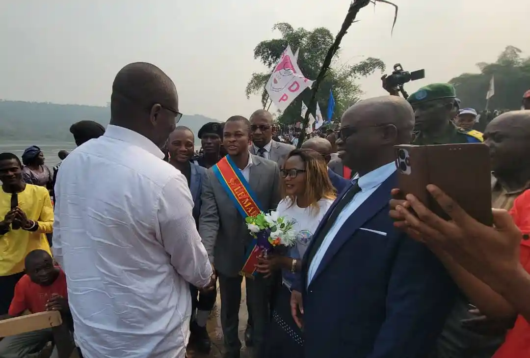 Accueil du gouveneur Victor Kitenge à Lusambo