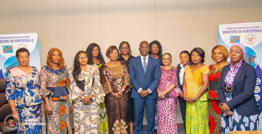Les femmes de RAJEC reçues par le ministre Jean-Lucien Bussa.