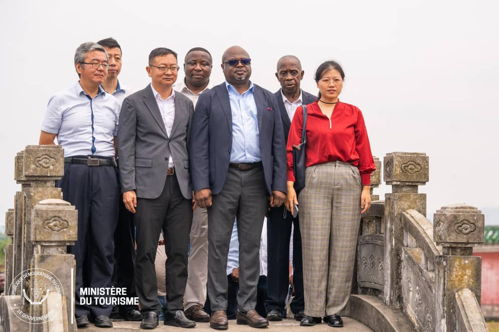 Le ministre Didier Mpambia avec la délégation chinoise au site touristique de la Nsele