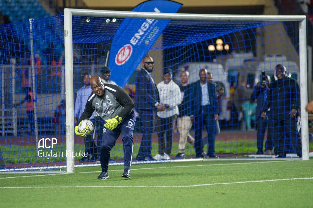 MATCH POUR LA PAIX AU STADE DES MARTYRS : Félix Tshisekedi se donne en spectacle comme gardien de but de RDC All Stars