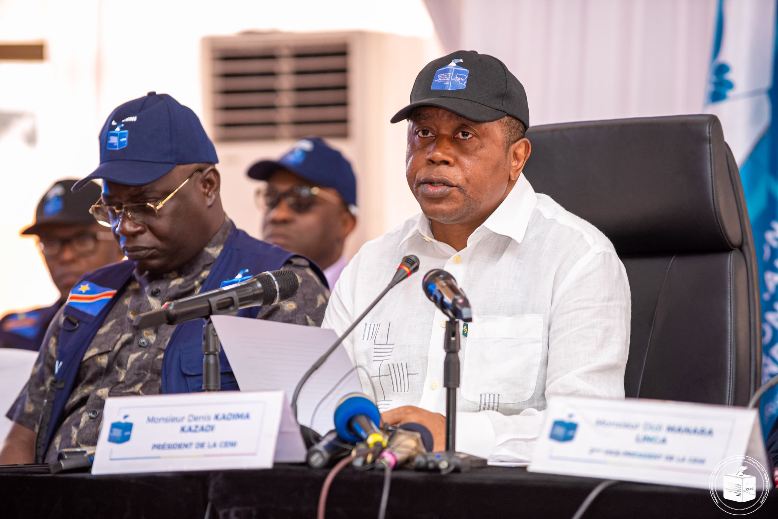 Le président de la CENI Denis Kadima proclamant des résultats des élections à Masimanimba et Yakoma.