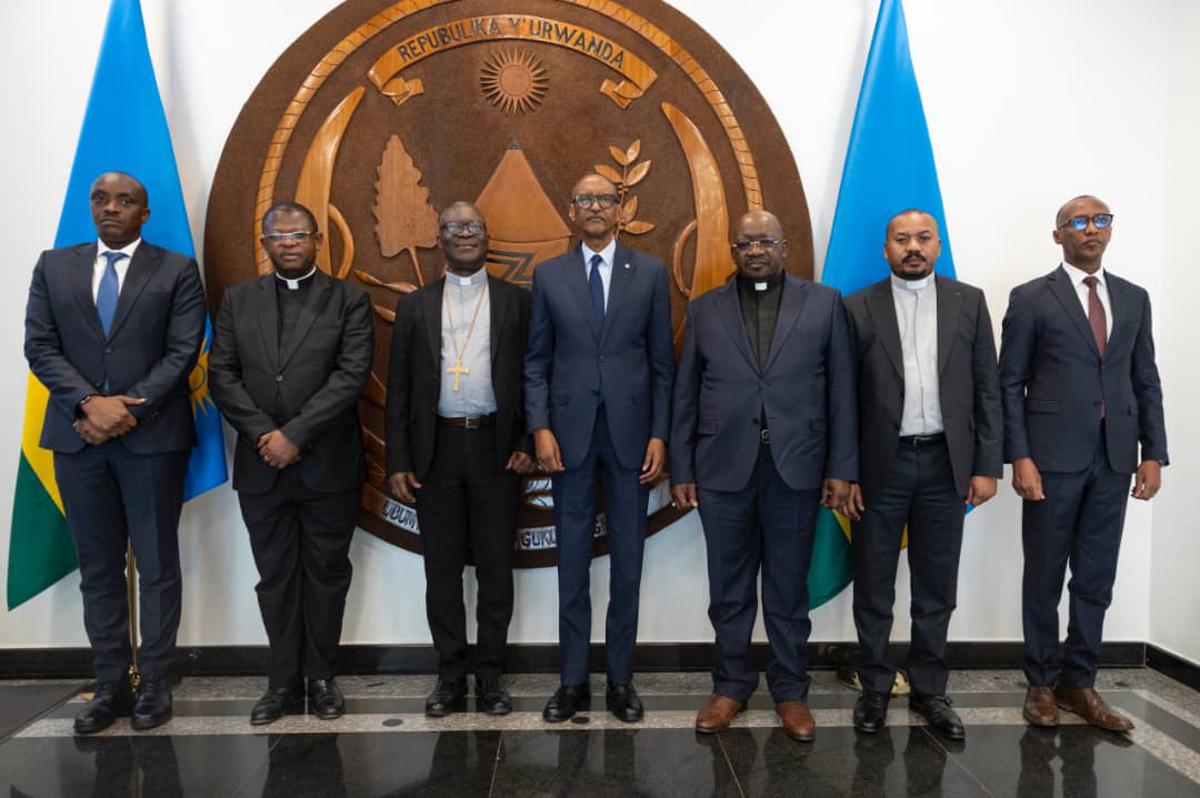 La délégation CENCO - ECC posant avec le président rwandais Paul Kagame à Kigali