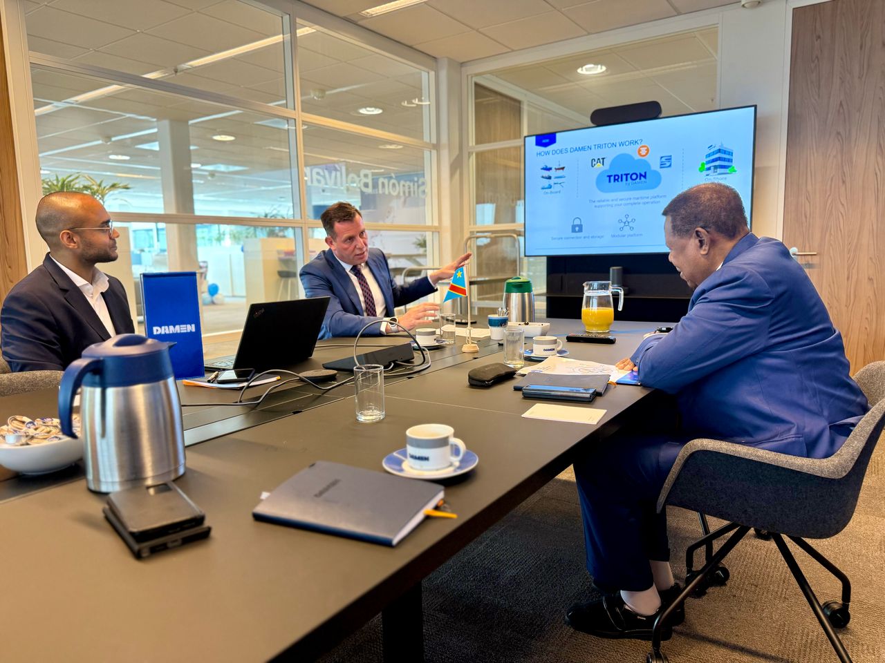 Le PCA de LMC SA Lambert Mende en séance de travail avec le DG de Damen Group Paul van de Werf à Gorinchem