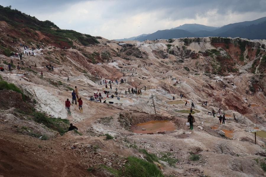 Exploitation artisanale de coltan dans les mines de Rubaya