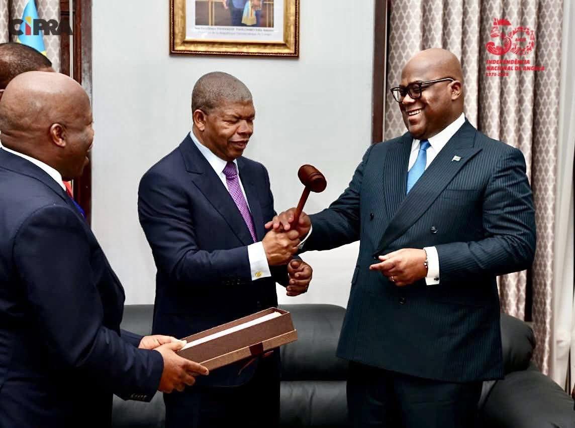 João Lourenço passe le marteau à Félix Tshisekedi.