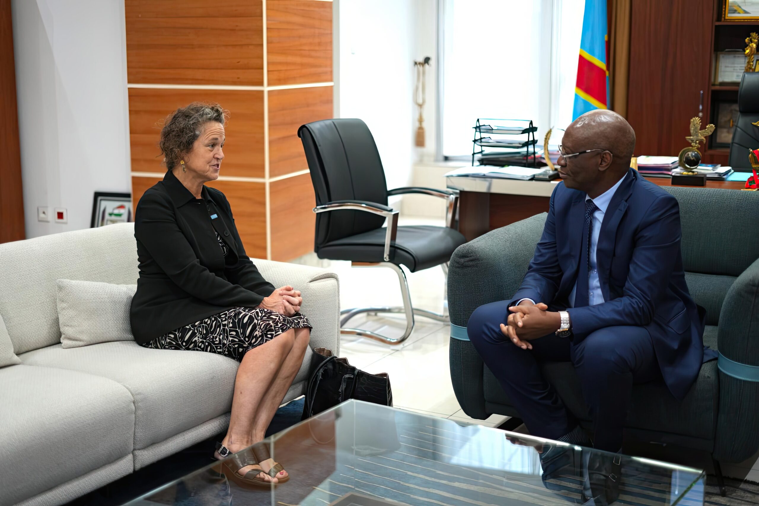 La représentante a.i. de l’OMS/ RDC Anne Ancia et le ministre de la Santé Roger Kamba