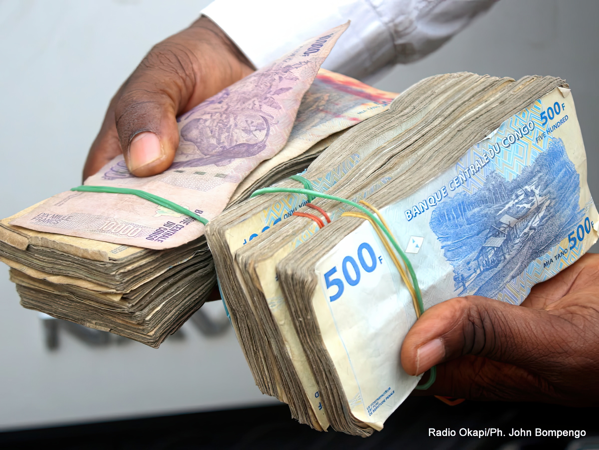 Upscaled with Gigapixel v1.0.2. 1200x902 => 2400x1804 (2x) Model: CGI, denoise: 0.01, sharpen: 0.01 | Echange de monnaie en franc congolais par un cambiste à Kinshasa, le 14/06/2016. Radio Okapi/Ph. John Bompengo