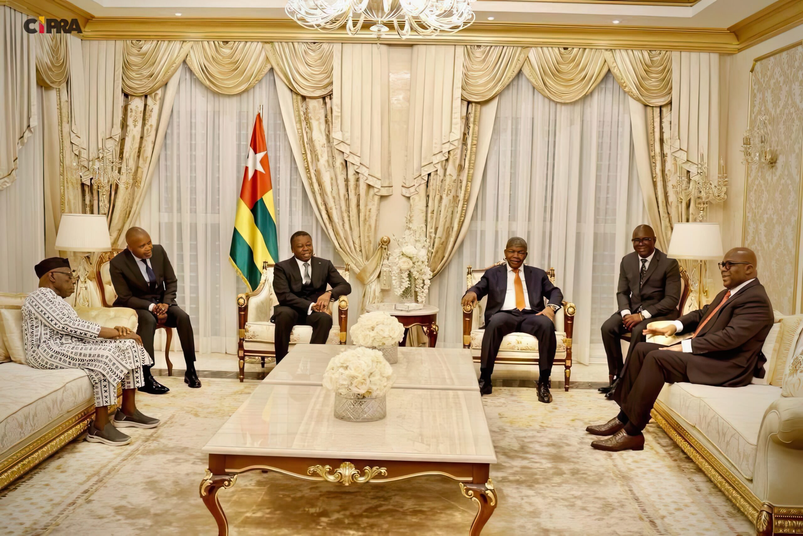 Des dirigeants africains autour du président angolais João Lourenço au sujet de la paix à l’Est de la RDC.