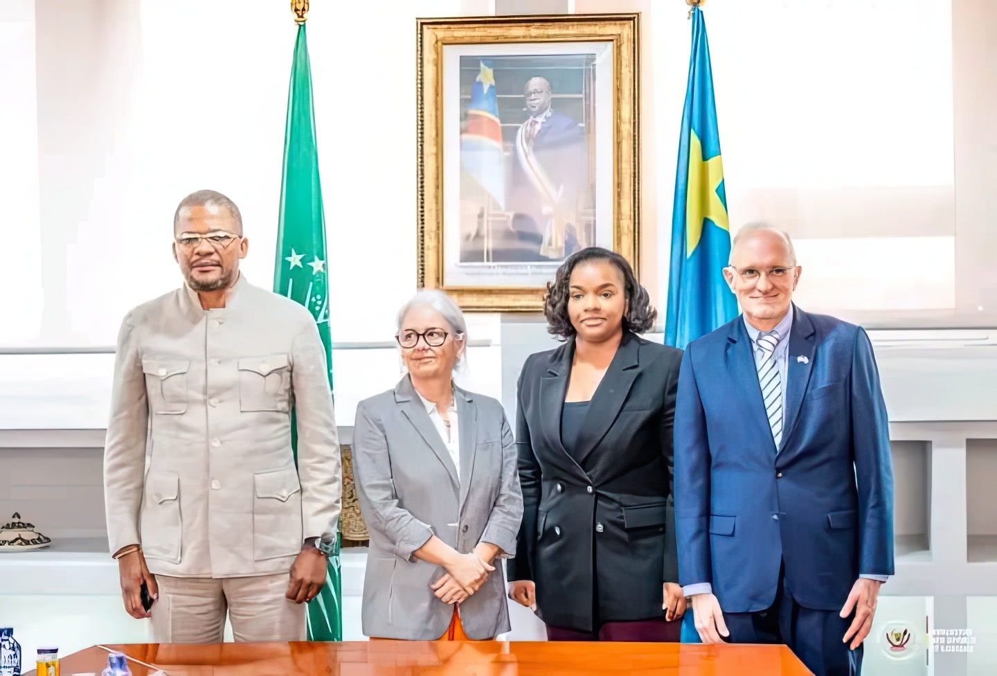 Les ministres Didier Budimbu et Noëlla Ayeganato avec les chargés 
d’affaires des ambassades USA et Canada