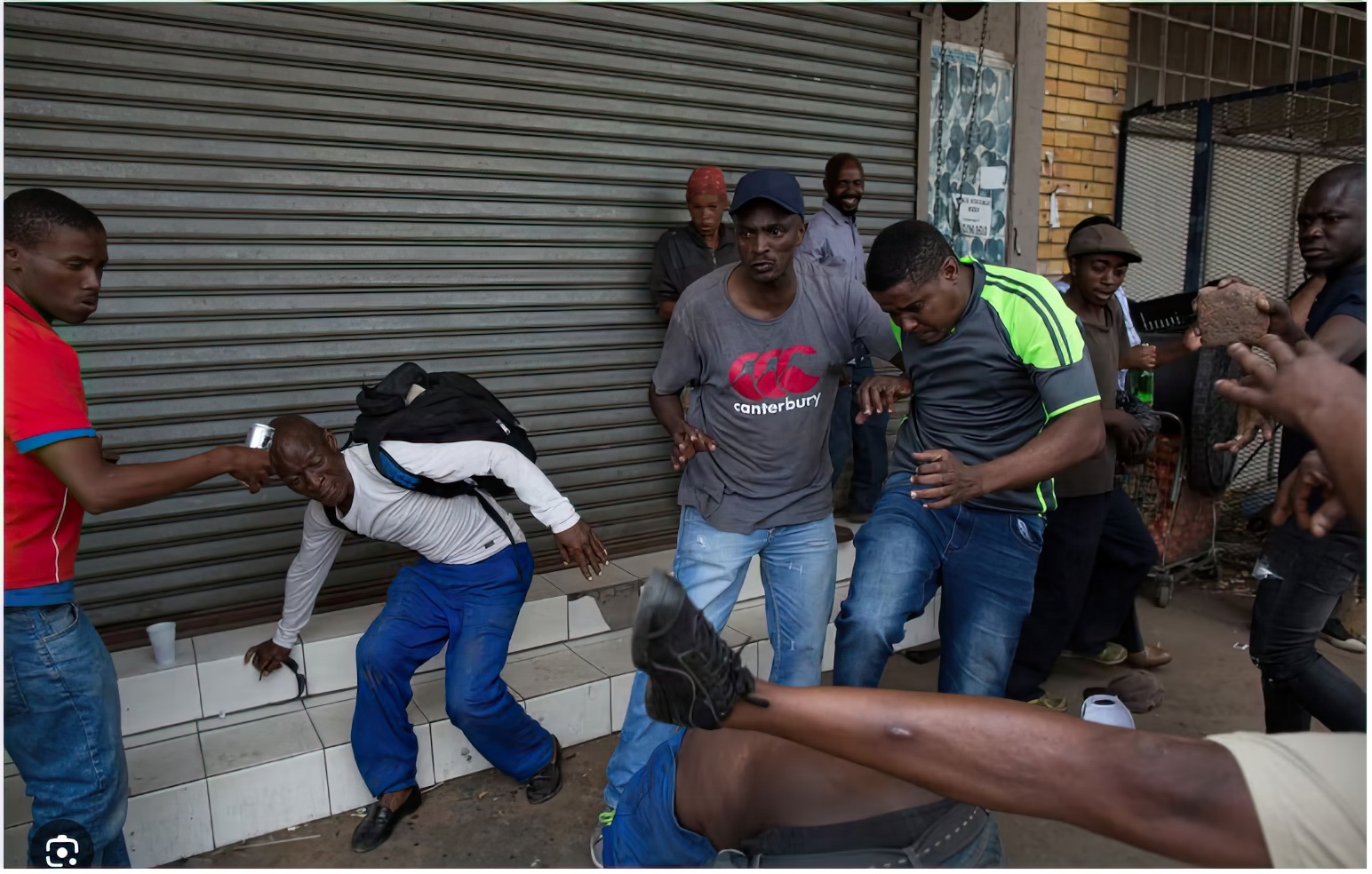 Scène de violence sur un migrant africain en Afrique du Sud.