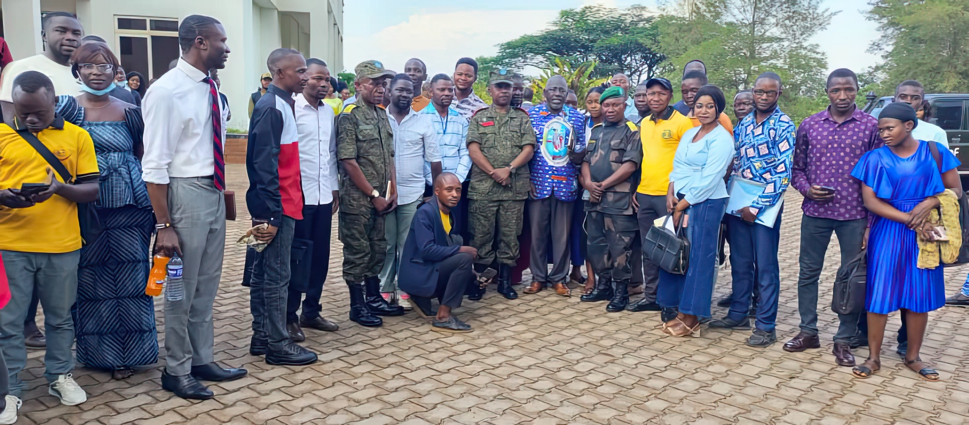 Photo de famille des participants aux échanges avec le général de brigade J.D. Batabombi.
