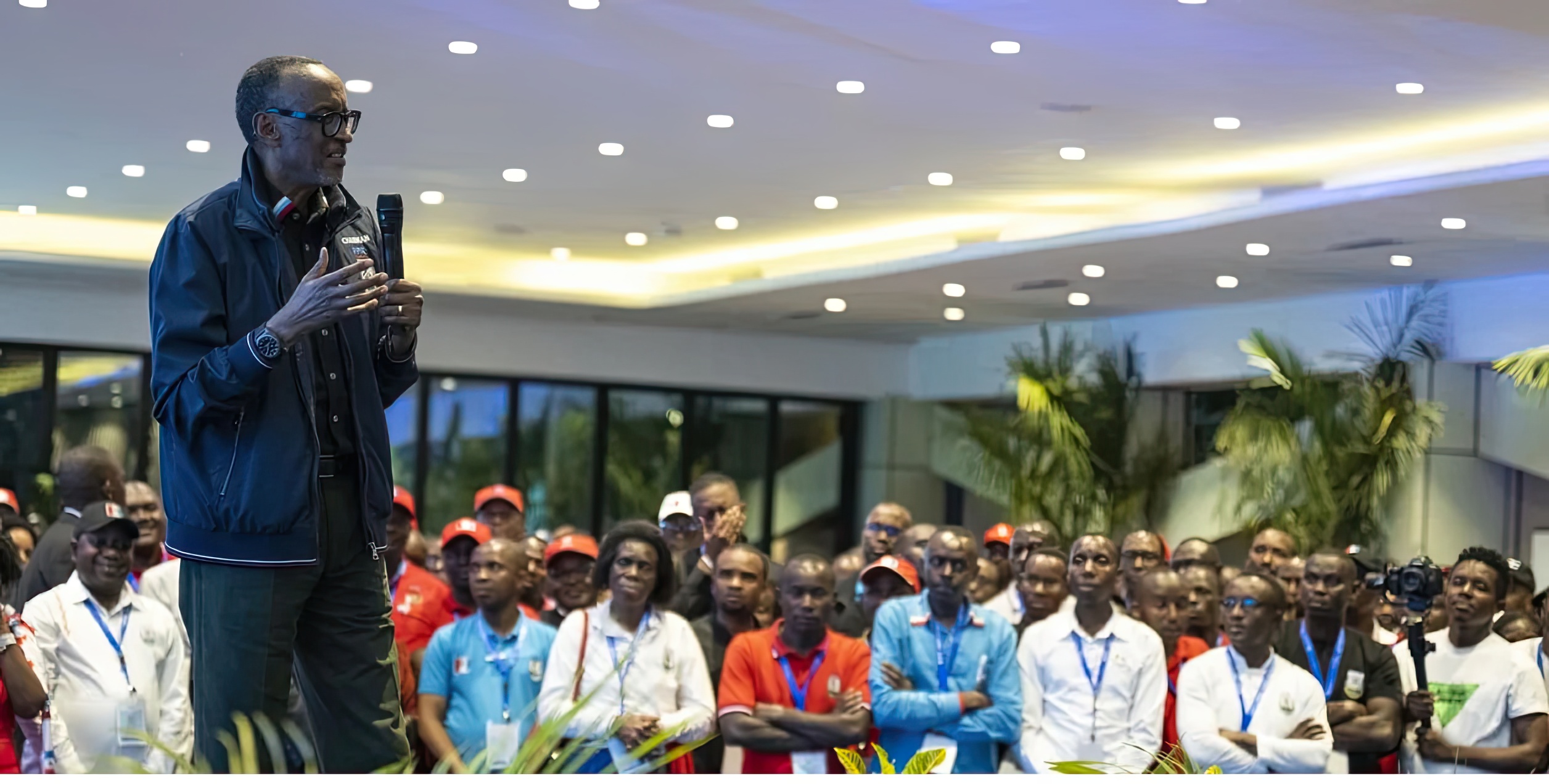 Paul Kagame devant les partisants du FPR
