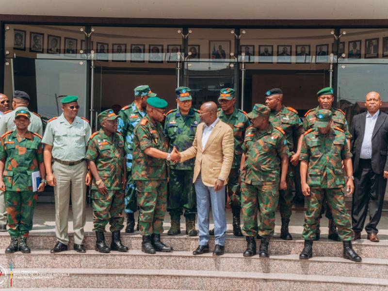 Le VPM Kabongo Mwadiamvita saluant les officiers FARDC