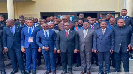 Gouverneurs et présidents des assemblées provinciales autour du pdt Sénat. 