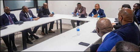 Ejiba Yamapia consulte les jeunes.