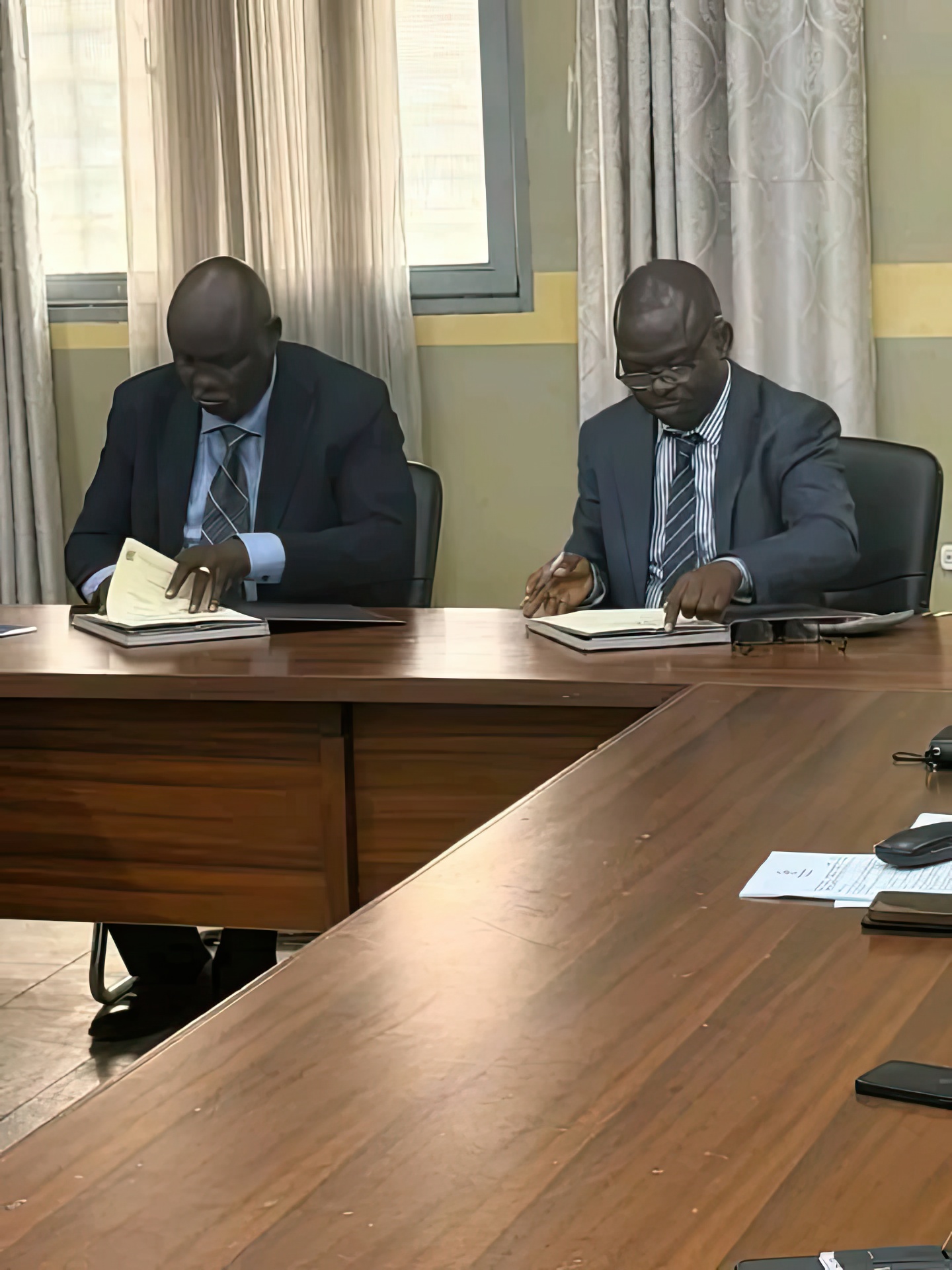 (De g. à d.) Séraphin Kalumbu et William Mbuyamba.