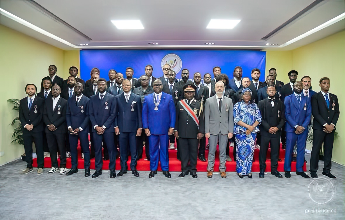 Le président Tshisekedi avec le staff technique des Léopards de la RDC