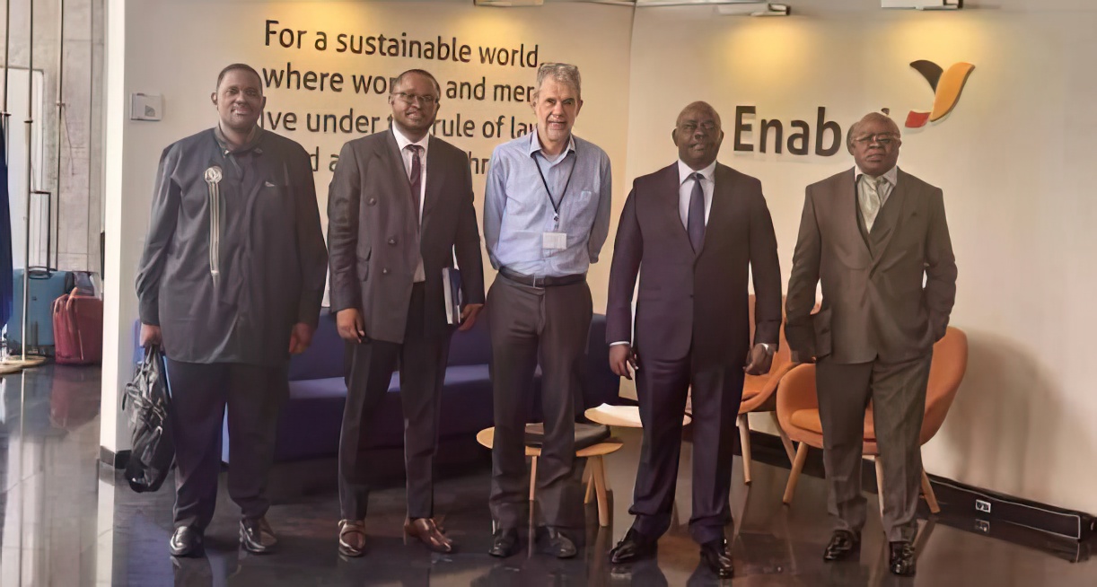 L’IGF - CS Christophe Bitasimwa avec le représentant d’Enabel à Bruxelles. 
