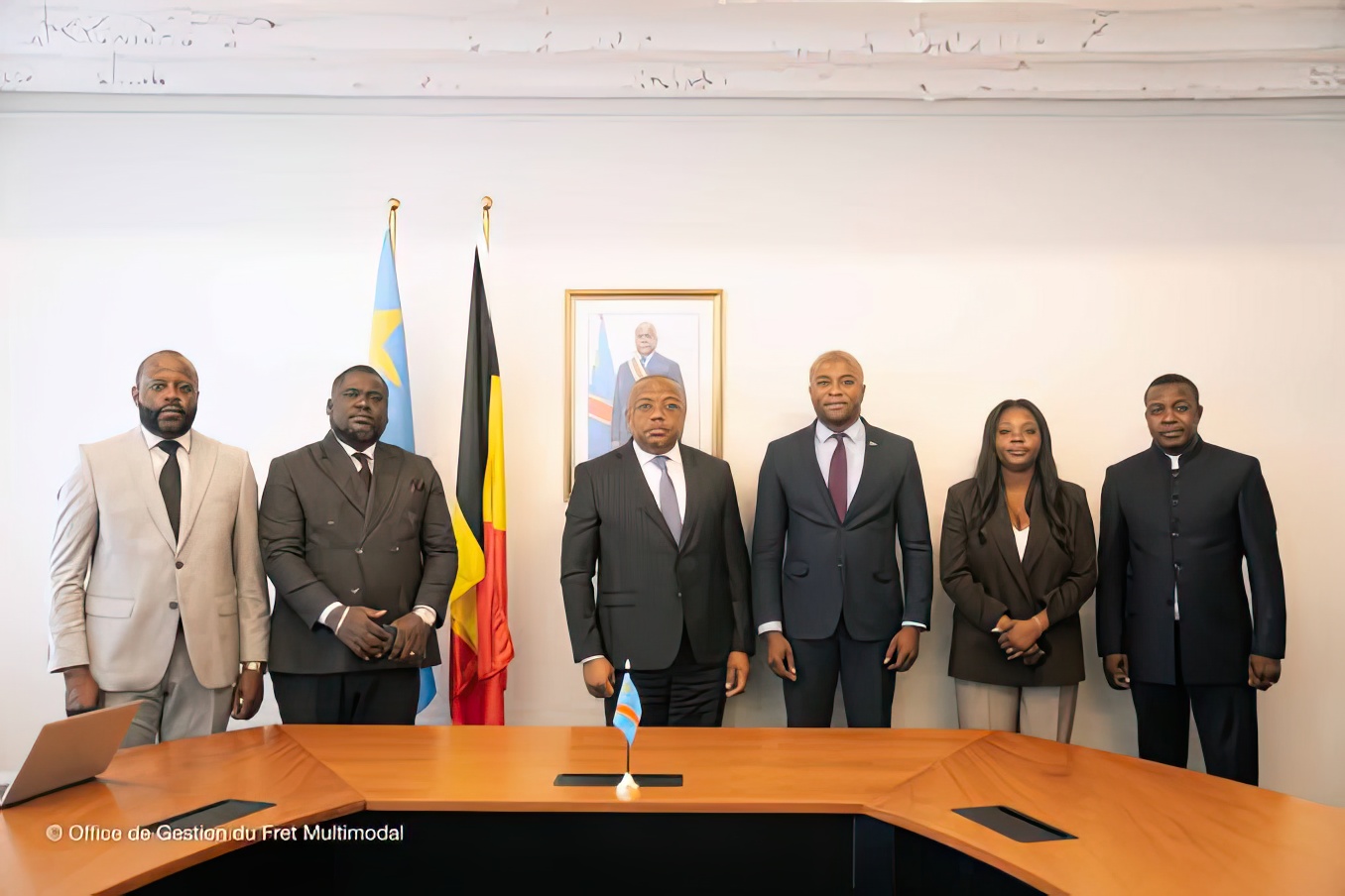 Le DG de l’OGEFREM Olivier Tshibola avec sa délégation à l’ambassade de la RDC à Bruxelles.