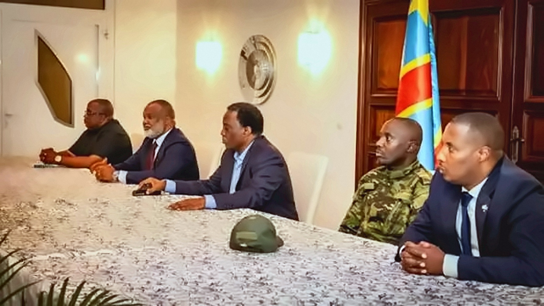 Kabila entouré de ses principaux collaborateurs du FRN